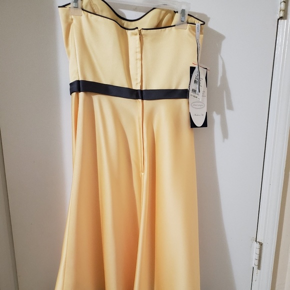 Dress - Picture 3 of 3